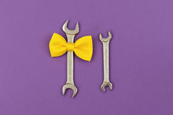 Duas Chaves Grandes Pequenas Com Laço Amarelo Fundo Violeta Cartão — Fotografia de Stock