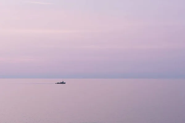 Abstrakte minimalistische malerische Ansicht der ruhigen See mit Boot und rosa Sonnenuntergang — Stockfoto