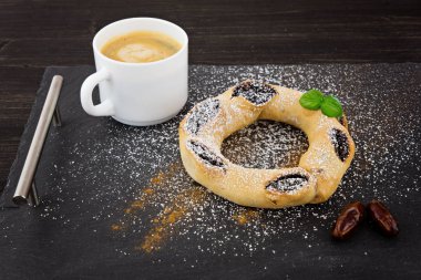Geleneksel Malta tatlı bal yüzük siyah şeker pekmezi, portakal kabuğu, tarçın, baharatlar ve bal yaptı. Qaghaq tal-Ghasel geleneksel Noel tatlı Malta