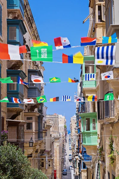 Las Antiguas Calles Valeta Decoradas Con Las Banderas Los Países — Foto de Stock