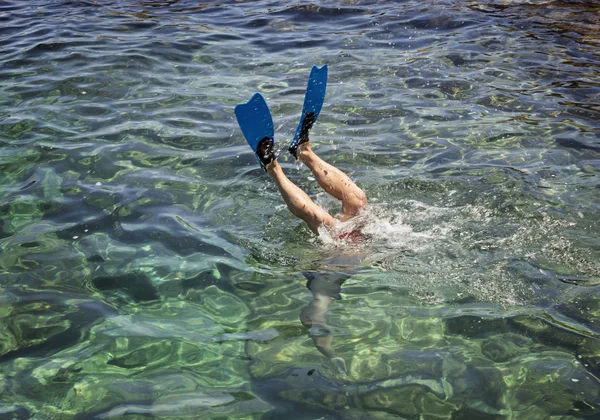 Stóp nurka w płetwy nad powierzchnią morza — Zdjęcie stockowe