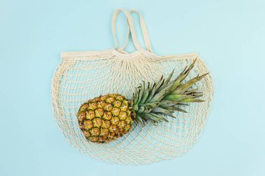 Pamuk örgü çanta, üstten görünüm üzerinde olgunlaşmış ananas