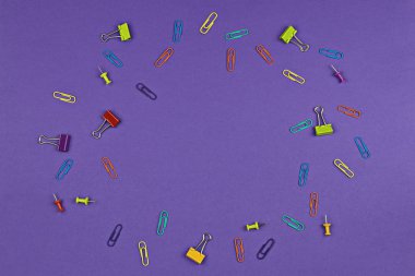 Menekşe renkli Kırtasiye ile arka plan. Akademik yılın başında için kavram