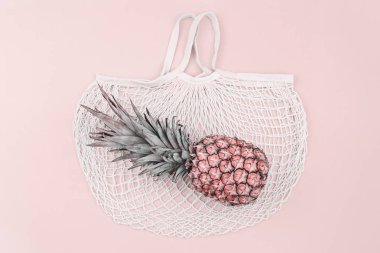 Renkli yaz düz-lay alışveriş. Olgun ananas pamuk örgü çanta üzerinde top görünümü, kopya alanı. Yaz Alışveriş Satış rutin ve tatil, pastel renk, sanat eseri