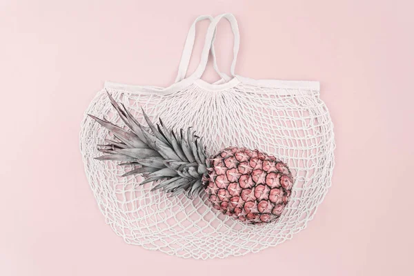 Renkli yaz düz-lay alışveriş. Olgun ananas pamuk örgü çanta üzerinde top görünümü, kopya alanı. Yaz Alışveriş Satış rutin ve tatil, pastel renk, sanat eseri
