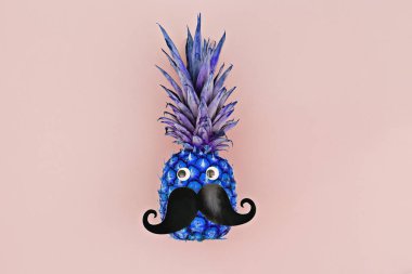 Komik surat mavi ananas pembe bir arka plan üzerinde bıyıklı. Kasım erkekler sağlık kanser prostat farkındalık kavramı
