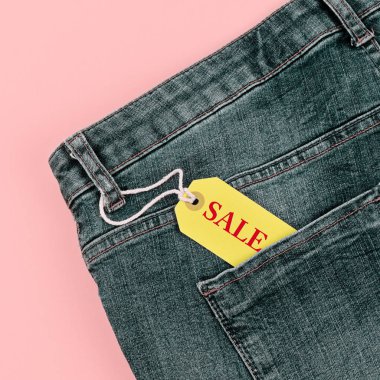 Satılık siyah Cuma ve cyber Pazartesi kavramı etiketi ile kot pastel pembe bir arka plan üzerinde indirim. Kopya alanı, düz yatıyordu, kare biçimi