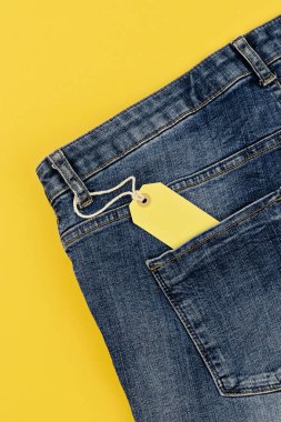 Satılık siyah Cuma ve cyber Pazartesi kavramı etiketi ile sarı zemin üzerine mavi jeans indirim. Alanı, düz yatıyordu kopyalama