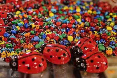 Çok renkli cam küçük ve büyük ladybugs dokusuna