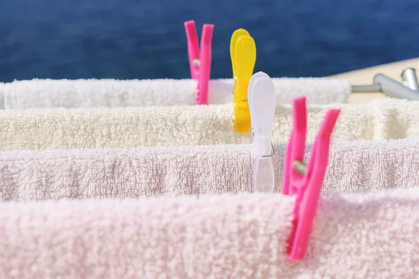 Frisse schone handdoeken drogen aan de waslijn buiten — Stockfoto
