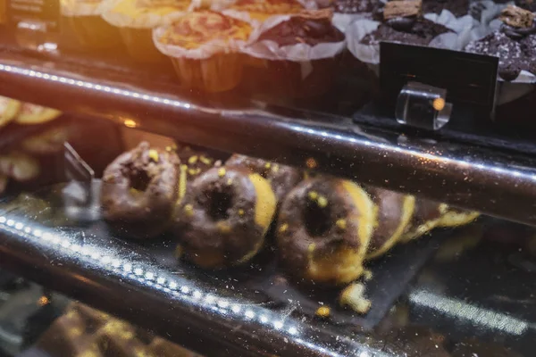 Donuts dulces de chocolate con salsa de chocolate — Foto de Stock