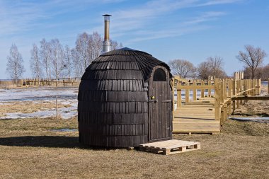 Viljandi, Estonya - Nisan 12,2018: kulübesi Iglu görünümü el işi saun kabin doğal malzeme, Estonya tasarım ve ürün. Kulübesi Iglu saun Viljandi gölde açık kullanma