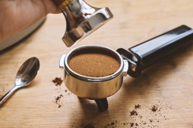 Portafilter çekilmiş kahve ve el ile üstten görünüm değiştirilmeye ve basın basılı tutun. Kahve barista kavram yapma