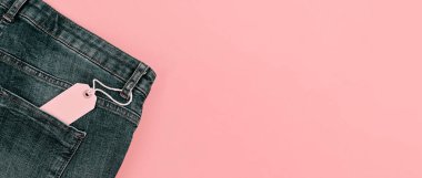 Satılık siyah Cuma ve cyber Pazartesi kavramı etiketi ile çizgili desen pastel pembe zemin üzerine mavi jeans indirim. Kopya alanı, düz yatıyordu, uzun başlık biçimi