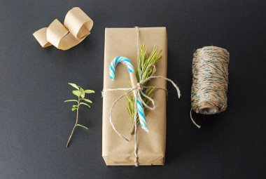 Üstten görünüm sarılmış hediye mevcut paket kağıdı Noel için geri dönüşümlü yat