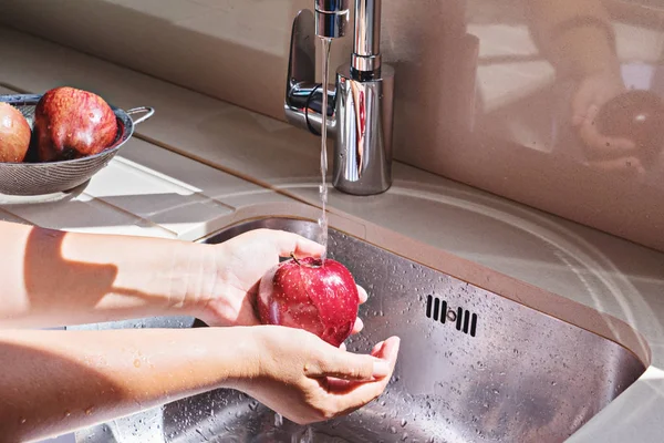 Kobiecych Rąk Mycia Czerwone Jabłko Strumień Wody Zlewie Metalowe — Zdjęcie stockowe