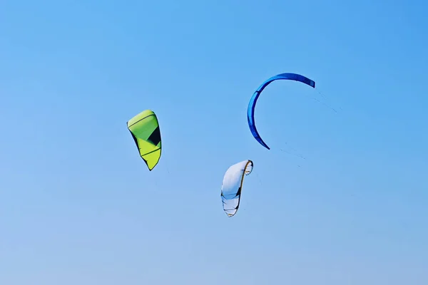 Színes Papírsárkányok Kiteboarding Csoportja Kék Alatt Hajózó Által Fúj Szél — Stock Fotó