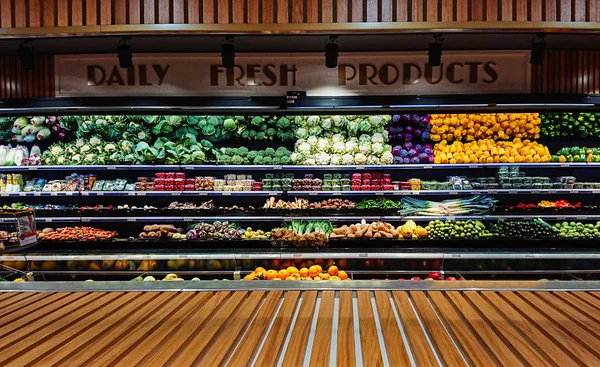 Mosta, Malta - 4 Ocak, 2019: kopya alanı ile süpermarkette sebze durak sayaç manzarasına. Süpermarket bakkal arka plan ile meyve ve sebze store üzerinde durmak