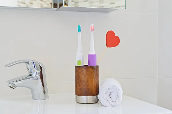 Duas Escovas Dentes Elétricas Vidro Madeira Lavatório Banheiro Com Coração — Fotografia de Stock