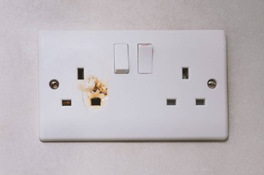 İngilizce g tipi elektrik aşırı güç fişi. Kırık güç aşırı yük anahtarı elektrik prizi. Priz, elektrik fişi, elektrik. Elektrikli cihaz aşırı yüklenmesi, yangın tehlikesi kavramı