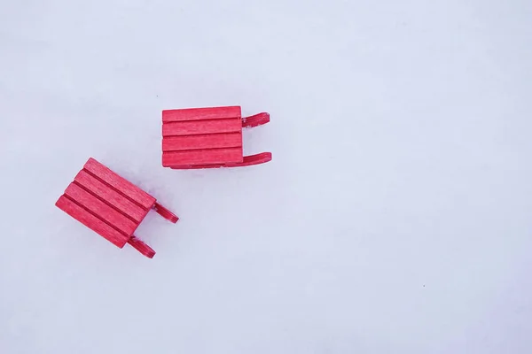 Miniatyr röd släde på vit snö — Stockfoto