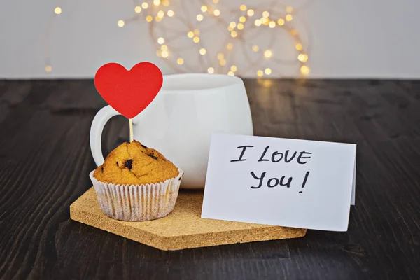 Witte Cup Met Valentijn Chocolade Snoep Rode Harten Muffin Donkere — Stockfoto