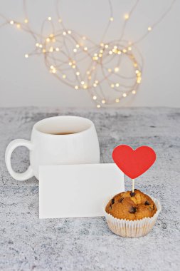 Sevgililer Günü çikolata şeker kırmızı kalpler ve muffin beyaz Kupası