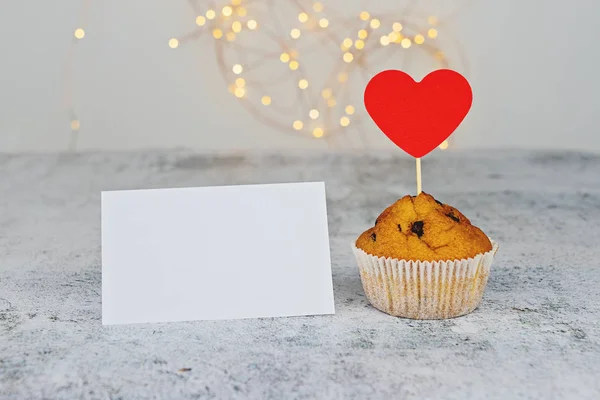 Een lekkere cupcake met grote rode harten en lege Valentine kaart — Stockfoto