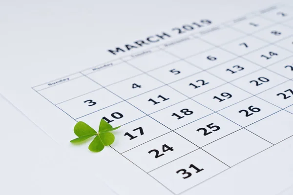 与选定日期的纸日历表的特写镜头视图3月17日 — 图库照片