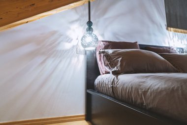Rustik tarzda Mansard rahat yatak odası