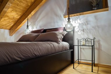 Rustik tarzda Mansard rahat yatak odası