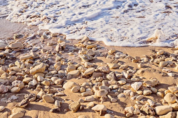 Schöne Nahaufnahme von Sandstrand auf buntem Hintergrund — Stockfoto