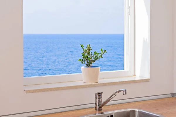 Utsikt over landskap gjennom et åpent vindu på kjøkkenet – stockfoto