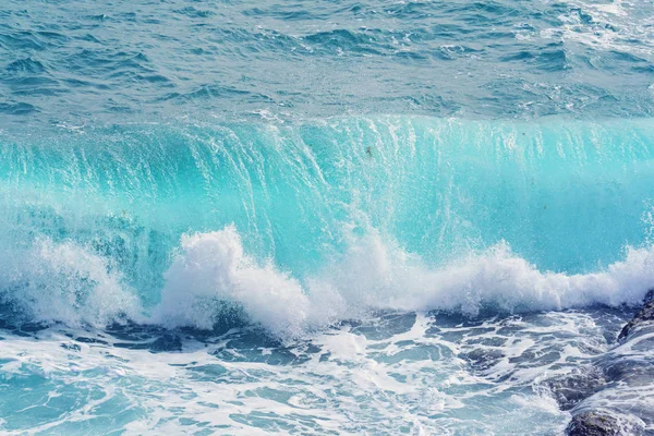 Vista de cerca de las olas de aguamarina con salpicaduras —  Fotos de Stock