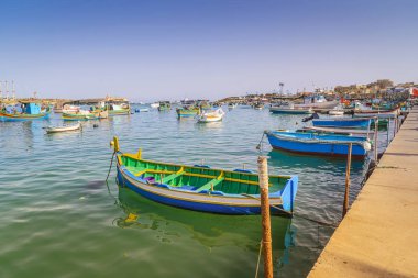 Malta Marsaxlokk koyunda Geleneksel malta balıkçı teknelerI Luzzu