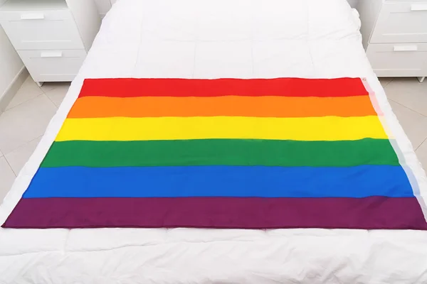 Vista superior de la comunidad LGBT bandera del arco iris en manta blanca —  Fotos de Stock