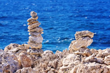 Bulanık deniz zemininde taşların Zen piramidi