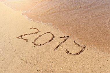 Floş dalga ile kumlu plajda 2019 el yazısı metin 