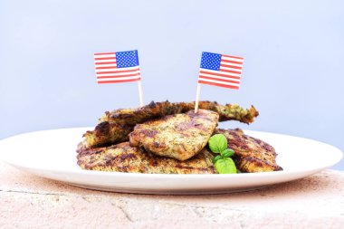 Amerikan bayrakları ile ızgara da pişirilen hindi biftek ile Tabak 