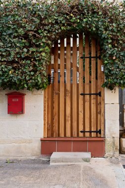 Konut evin girişinde çalıdan kemer ile rahat ahşap ön kapı