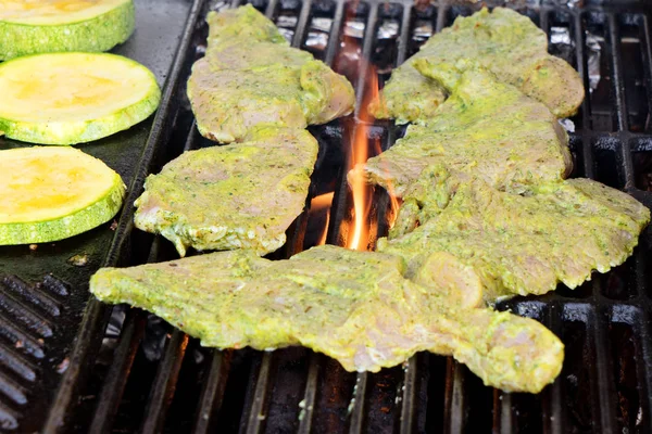 Los filetes de pavo marinados se cocinan en la parrilla de gas — Foto de Stock