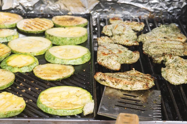 Filetes de pavo marinados y medallones de calabacín cocinando a la parrilla — Foto de Stock