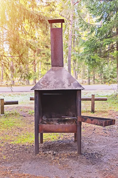 Miljövänlig plats för grillning i skog — Stockfoto
