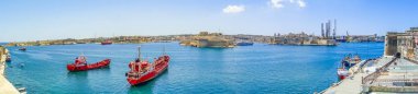 Valletta ve Grand Harbor eski savunma panoramik silüeti gemi ile görünümü