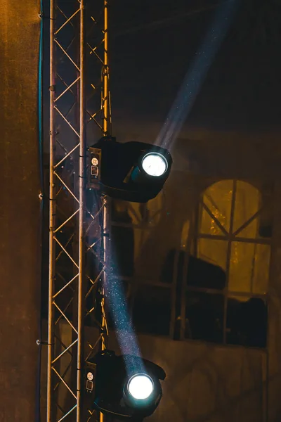 Belysnings strålkastare på scen under prestanda med strålar — Stockfoto