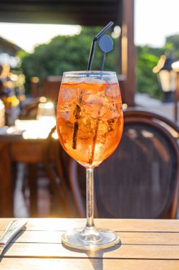 Masa üzerinde soğuk kokteyl Aperol Spritz şarap bardak