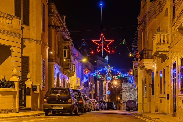 Auténtica calle del casco antiguo de Malta con decoraciones e iluminaciones de luces navideñas — Foto de Stock