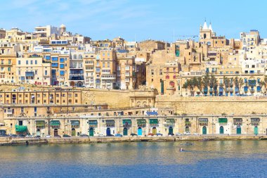 Su noktasından Victoria Kapısı ile antik Valletta rıhtım Genel görünümü.