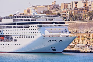 Malta Valletta Grand limanında büyük yolcu gemisi gemi Closeup görünümü
