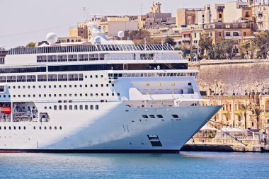 Malta Valletta Grand limanında büyük yolcu gemisi gemi Closeup görünümü